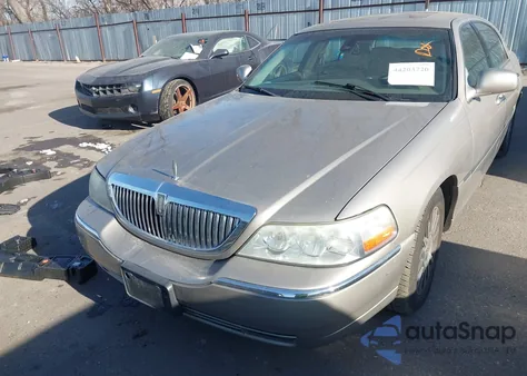 2003 Lincoln Town Car Signature z USA, uszkodzony, nr VIN 1LNHM82W93Y653757